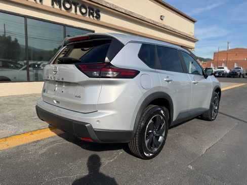 Used 2025 Nissan Rogue SV AWD/4WD image 3