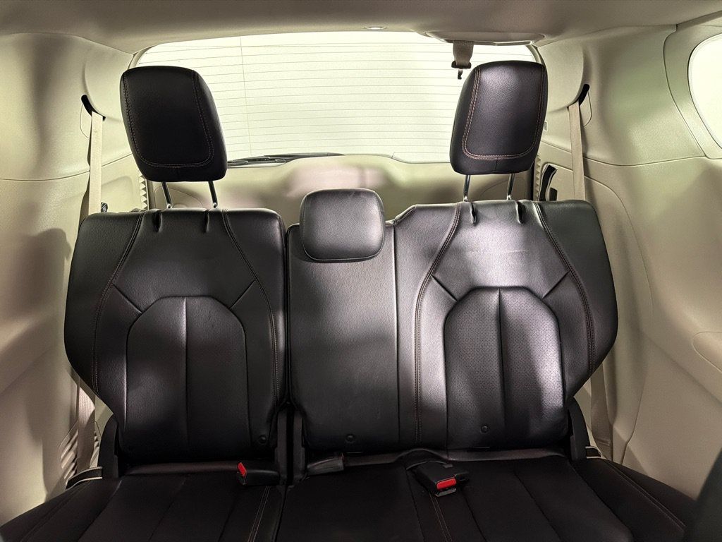 Used 2020 Chrysler Pacifica Touring-L FWD image 19