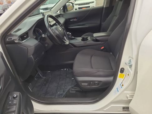 Used 2021 Toyota Venza LE image 19