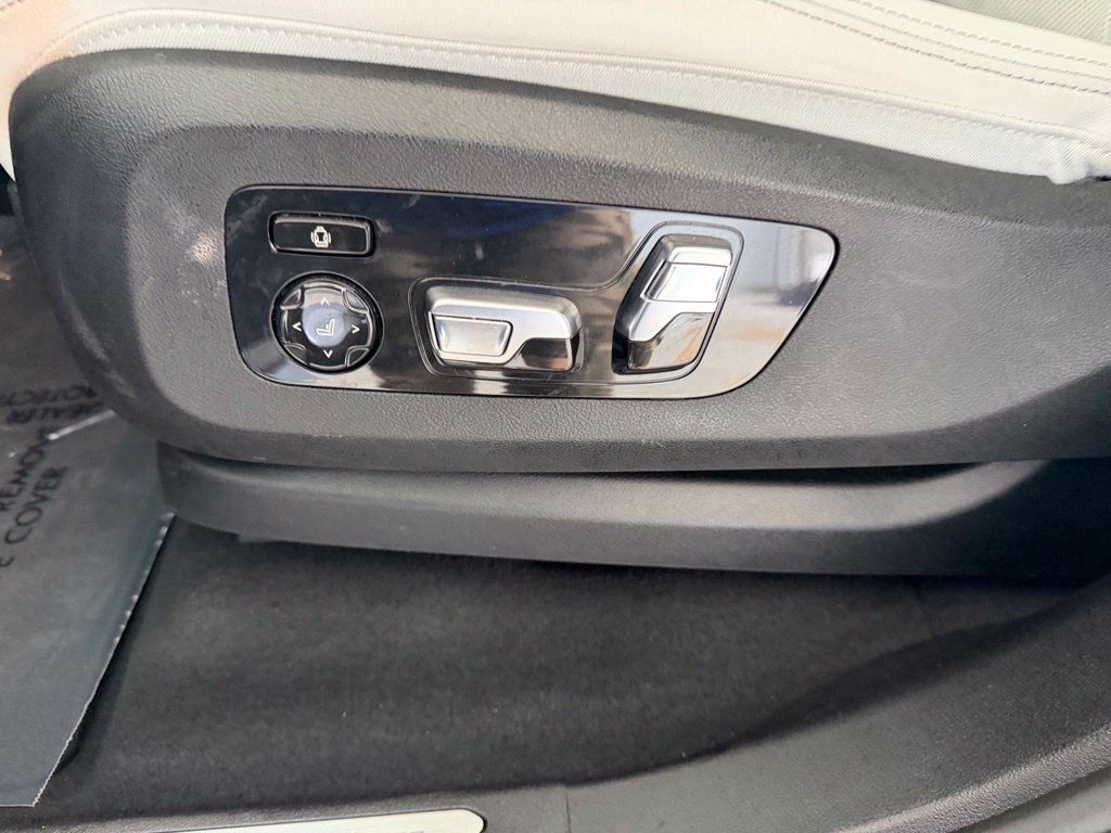 Used 2025 BMW X5 xDrive40i w/ M Sport Package AWD/4WD image 46