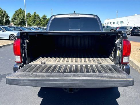 Used 2020 Toyota Tacoma TRD Off-Road w/ TRD Premium Off Road Package AWD/4WD image 10