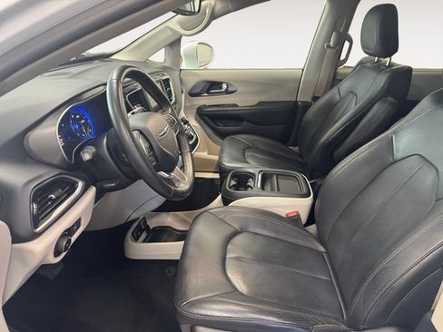 Used 2020 Chrysler Pacifica Touring-L FWD image 8