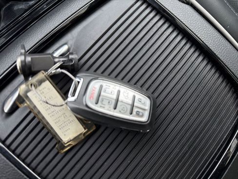 Used 2025 Chrysler Pacifica Limited image 22