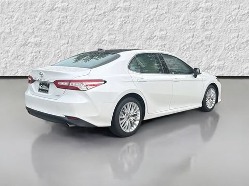 Used 2018 Toyota Camry XLE FWD image 3