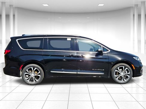 New 2026 Chrysler Pacifica Pinnacle AWD/4WD image 2