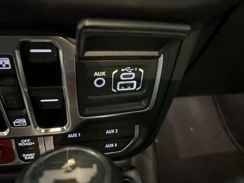 Used 2025 Jeep Wrangler Unlimited Rubicon AWD/4WD image 30