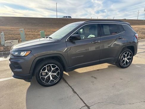 Used 2024 Jeep Compass Latitude image 7