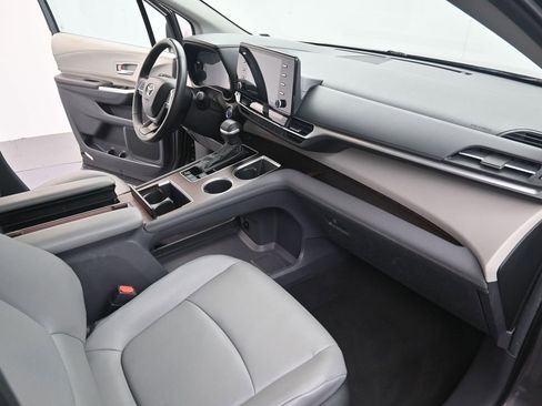 Used 2024 Toyota Sienna XLE image 19