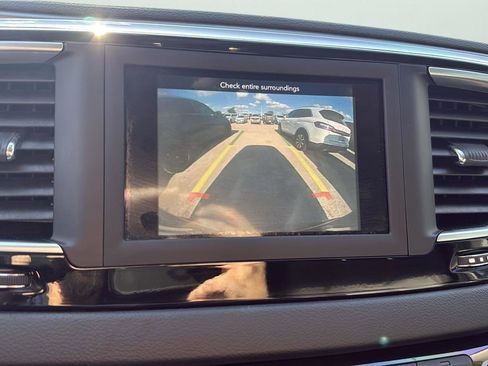 Used 2020 Chrysler Pacifica Touring-L image 19