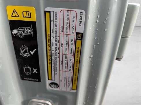 Used 2023 Jeep Wrangler Unlimited w/ Sun & Screen Package image 15