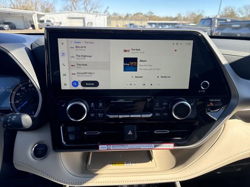 New 2025 Toyota Highlander XLE image 19