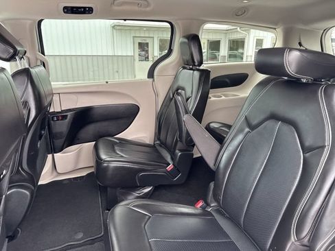 Used 2024 Chrysler Pacifica Touring-L FWD image 3