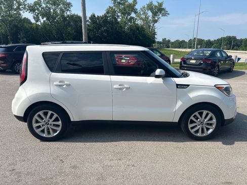 Used 2018 Kia Soul + FWD image 4