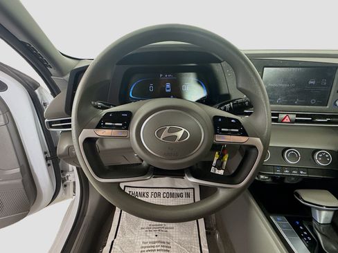 Used 2024 Hyundai Elantra SE FWD image 13