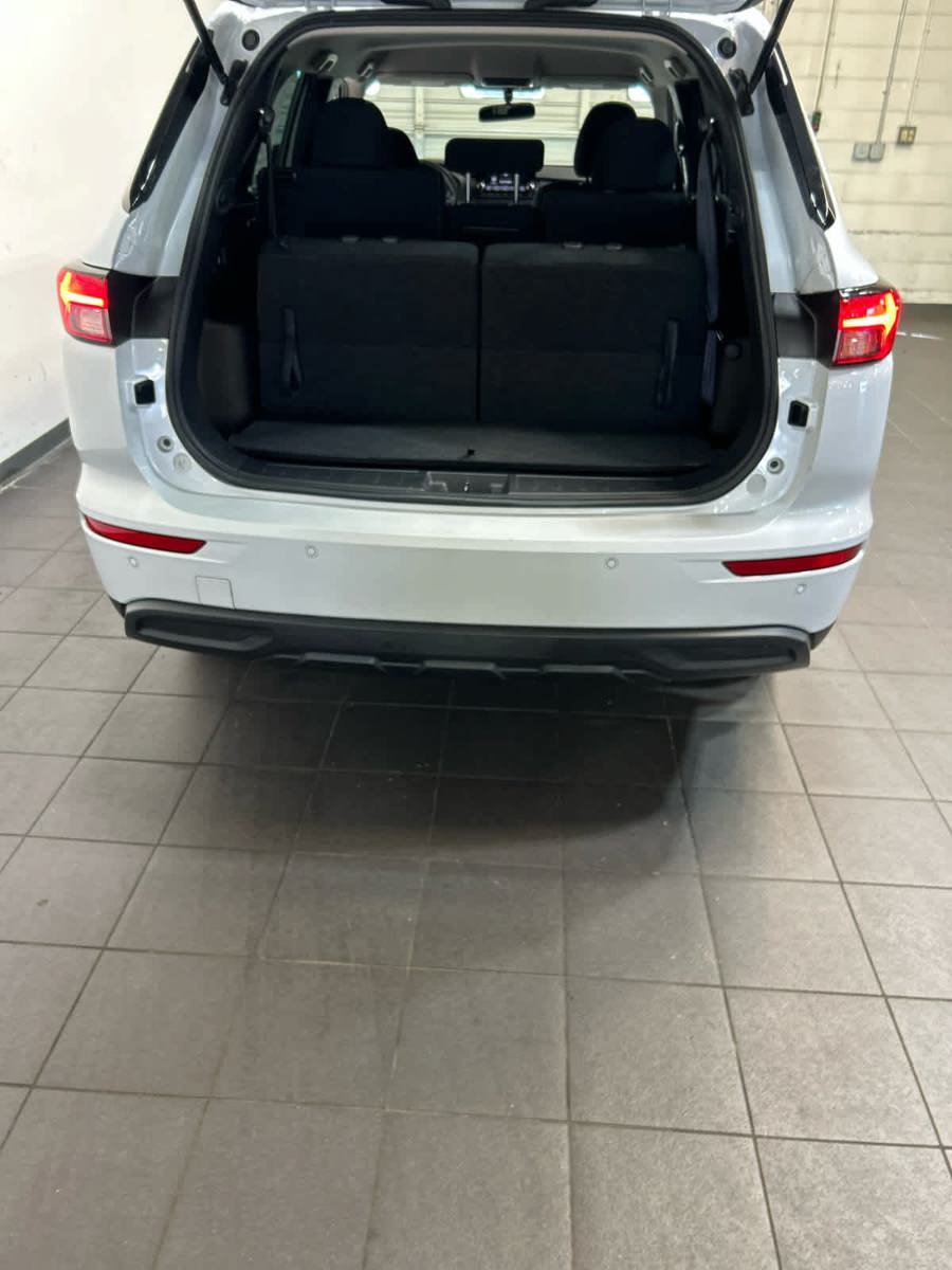 Used 2023 Mitsubishi Outlander ES AWD/4WD image 4