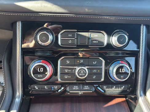 Used 2024 GMC Yukon Denali Ultimate AWD/4WD image 31