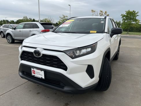 Used 2021 Toyota RAV4 LE AWD/4WD image 3