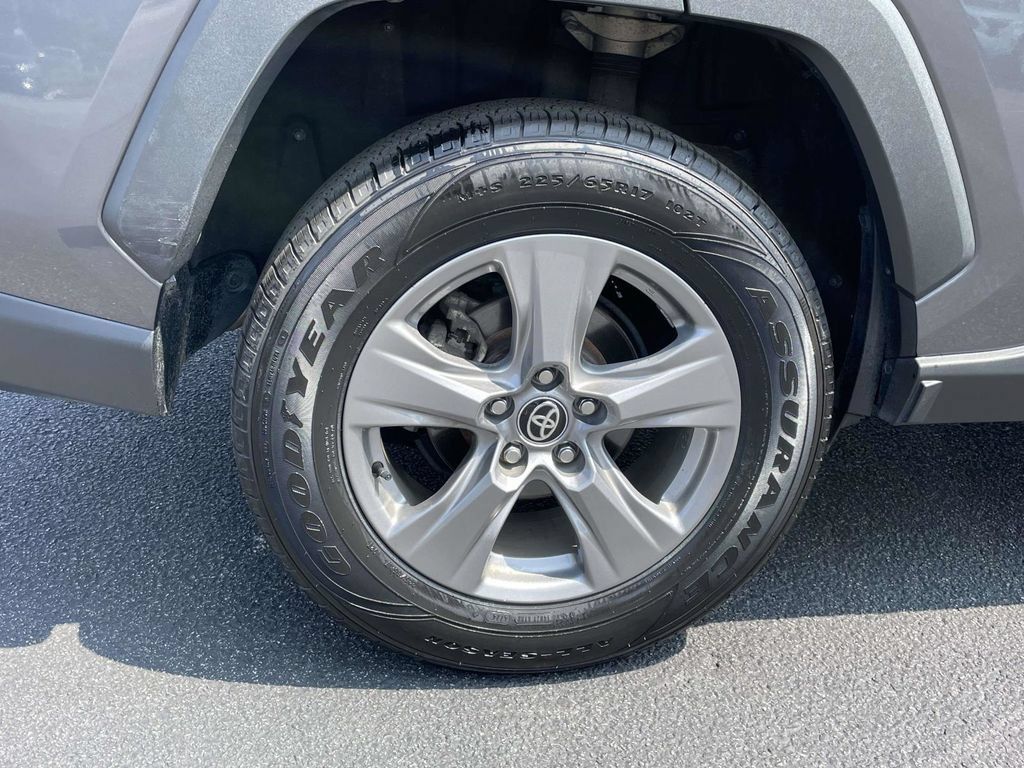Used 2024 Toyota RAV4 XLE AWD/4WD image 9