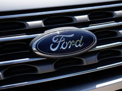 Used 2016 Ford Explorer XLT w/ Equipment Group 201A AWD/4WD image 2