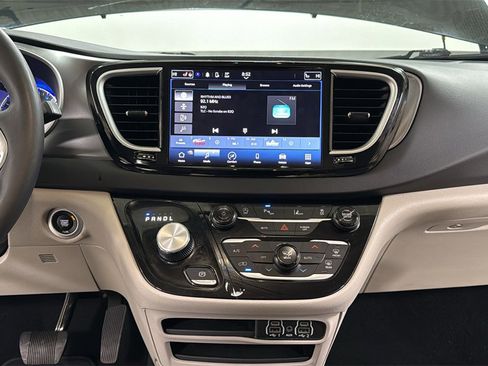 Used 2024 Chrysler Pacifica Touring-L image 10