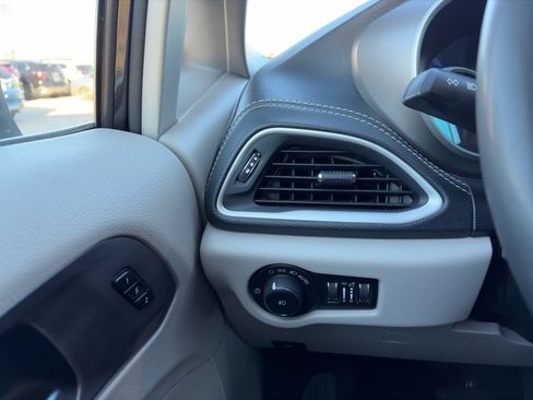 Used 2023 Chrysler Pacifica Touring-L image 21