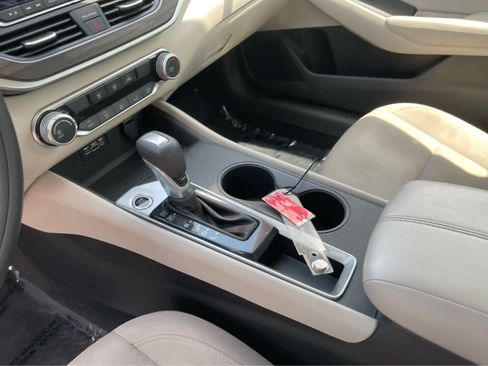 Used 2025 Nissan Altima 2.5 SV FWD image 17