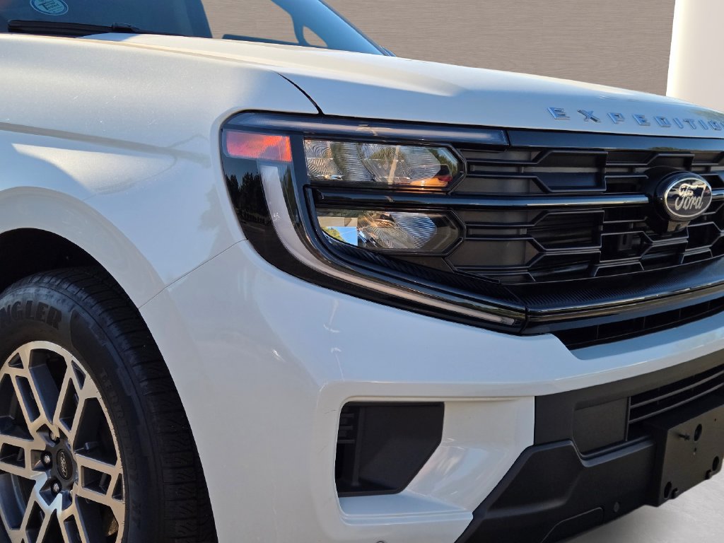 Used 2026 Ford Expedition Active RWD image 2