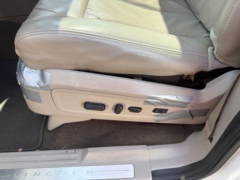 Used 2017 Lincoln Navigator Select RWD image 22