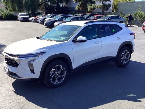 Used 2025 Chevrolet Trax LT w/ LT Convenience Package image 5