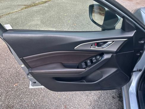 Used 2018 MAZDA MAZDA3 Touring FWD image 13