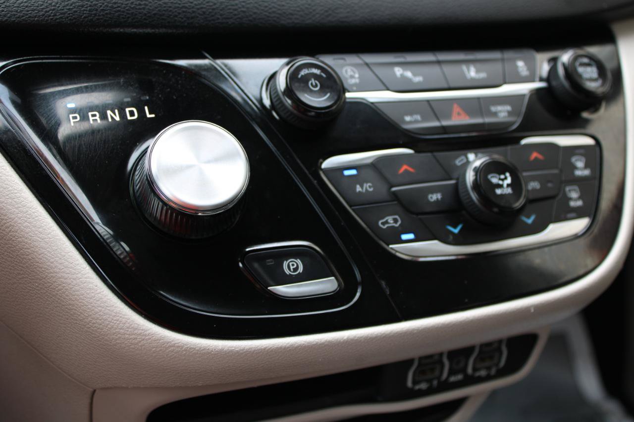 Used 2023 Chrysler Pacifica Touring-L FWD image 28