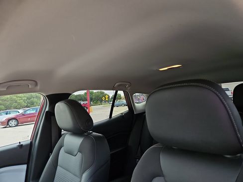 Used 2025 Chevrolet Trax LT FWD image 19