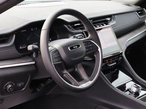 New 2025 Jeep Grand Cherokee Limited image 12