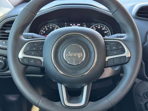 Used 2023 Jeep Renegade Latitude image 12