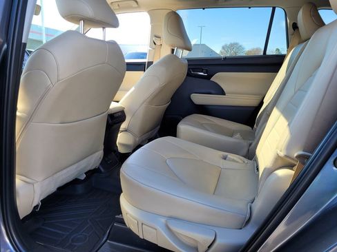 Certified 2024 Toyota Highlander XLE image 5