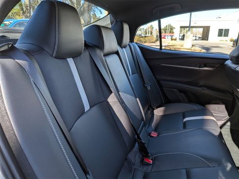Used 2025 Toyota Camry SE image 33