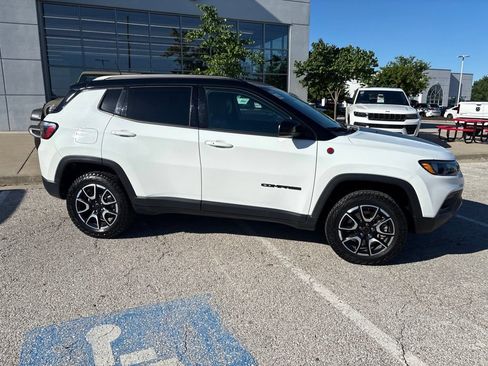 Used 2025 Jeep Compass Trailhawk AWD/4WD image 31