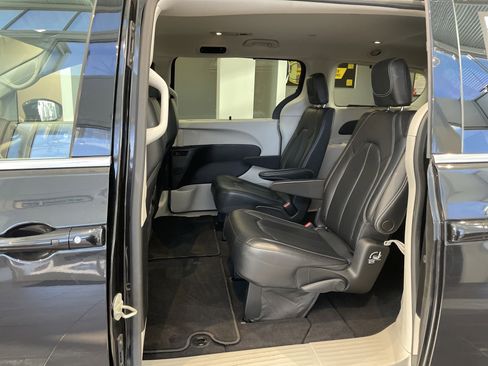 Used 2022 Chrysler Pacifica Touring-L image 20