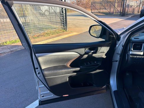 Used 2019 Toyota Highlander XLE w/ Carpet Mat Package (TMS) image 22