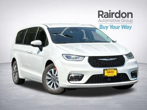 Used 2023 Chrysler Pacifica Touring-L FWD image 1