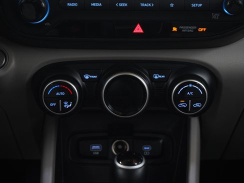 Used 2024 Hyundai Venue SEL FWD image 18