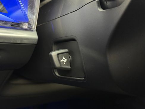 Used 2023 BMW 740i w/ Parking Assistance Package image 20