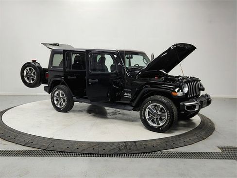 Used 2018 Jeep Wrangler Unlimited Sahara image 9