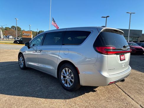 New 2026 Chrysler Pacifica Limited w/ Trailer Tow Group image 3