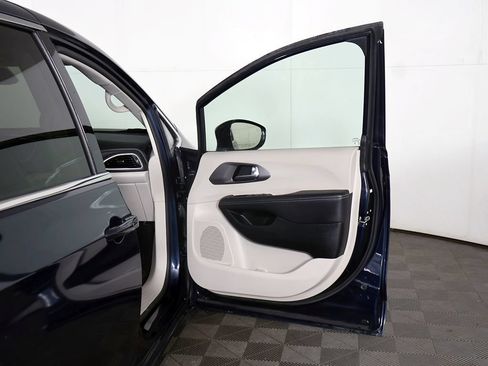 Used 2024 Chrysler Pacifica Limited FWD image 22