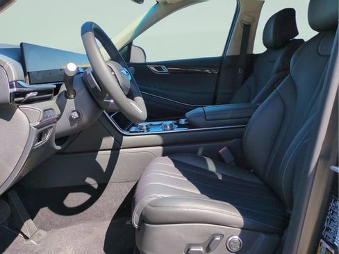 Certified 2025 Genesis GV80 2.5T Standard AWD/4WD image 12