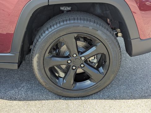 Certified 2025 Jeep Grand Cherokee Limited w/ Black Appearance Package image 31