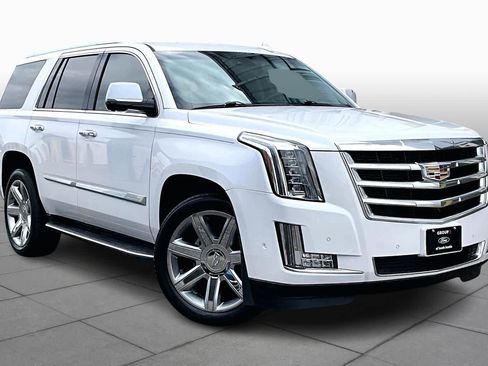 Used 2018 Cadillac Escalade Luxury image 2