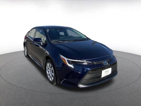 Used 2025 Toyota Corolla LE image 3