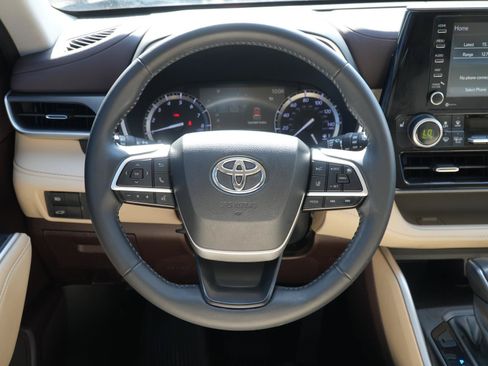 Used 2022 Toyota Highlander XLE FWD image 23